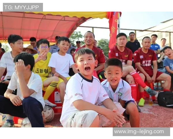 热血足球爆裂激情四溢赛场对决燃烧青春梦想与荣耀的碰撞